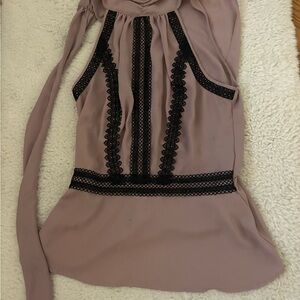 Elegant Mauve Sleeveless Top with Black Lace